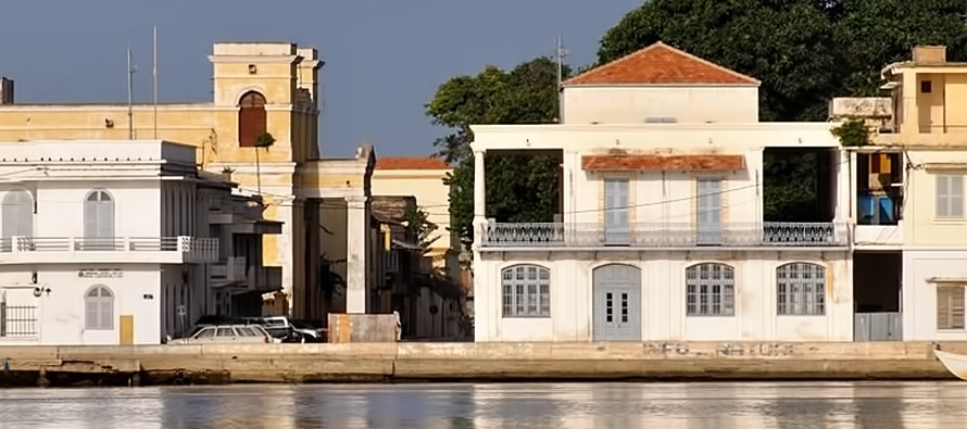 a) Localisation of the city of Saint Louis (Senegal). (b) Data