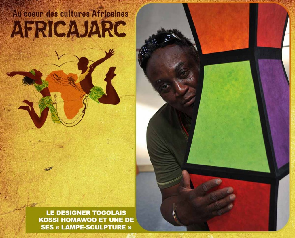 Le designer togolais Kossi Homawoo et une de ses « lampe-sculpture »