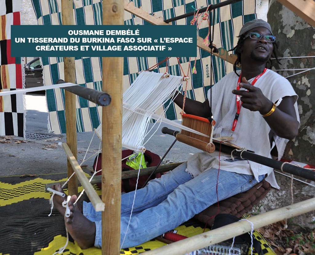 un tisserand du Burkina Faso sur « l’espace  créateurs et village associatif »