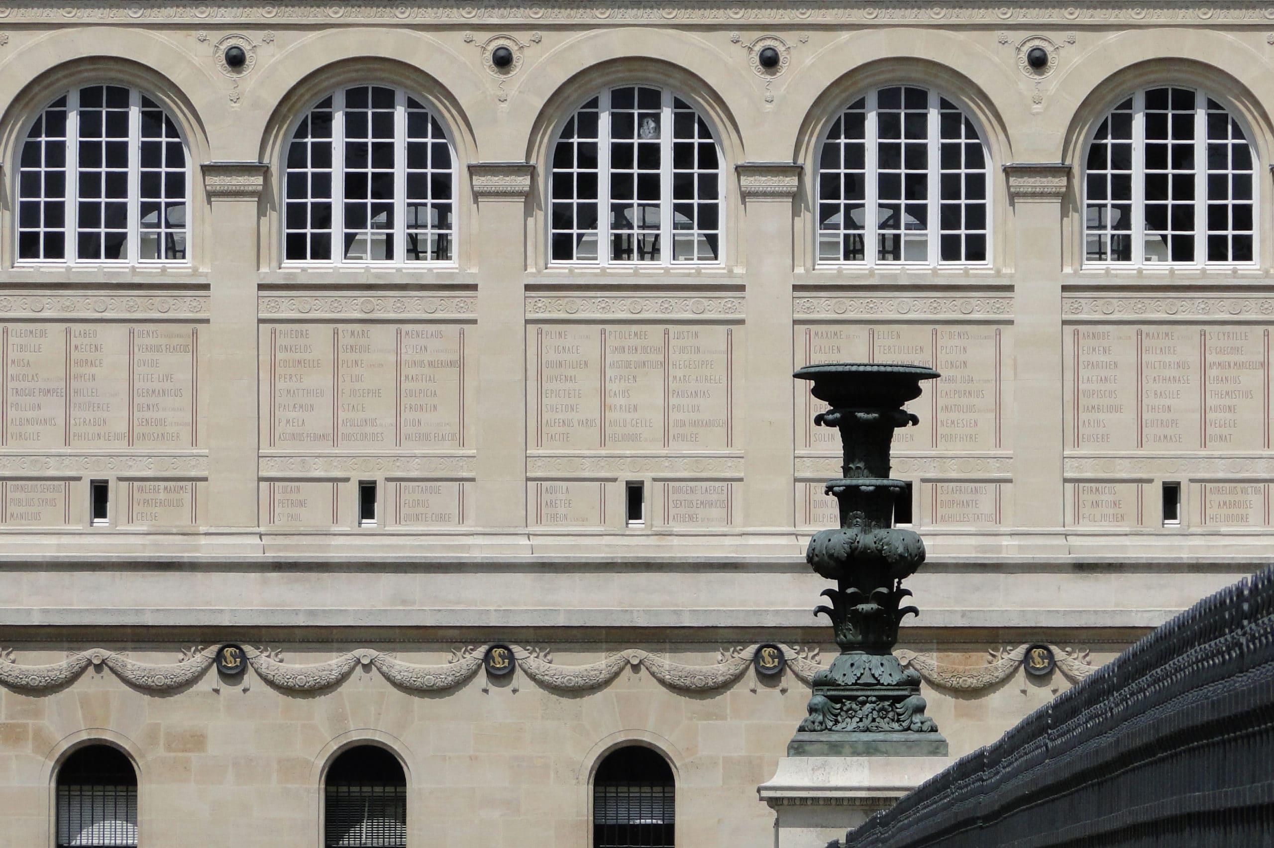 Qui sont les 810 noms de la façade de la bibliothèque Sainte-Geneviève?