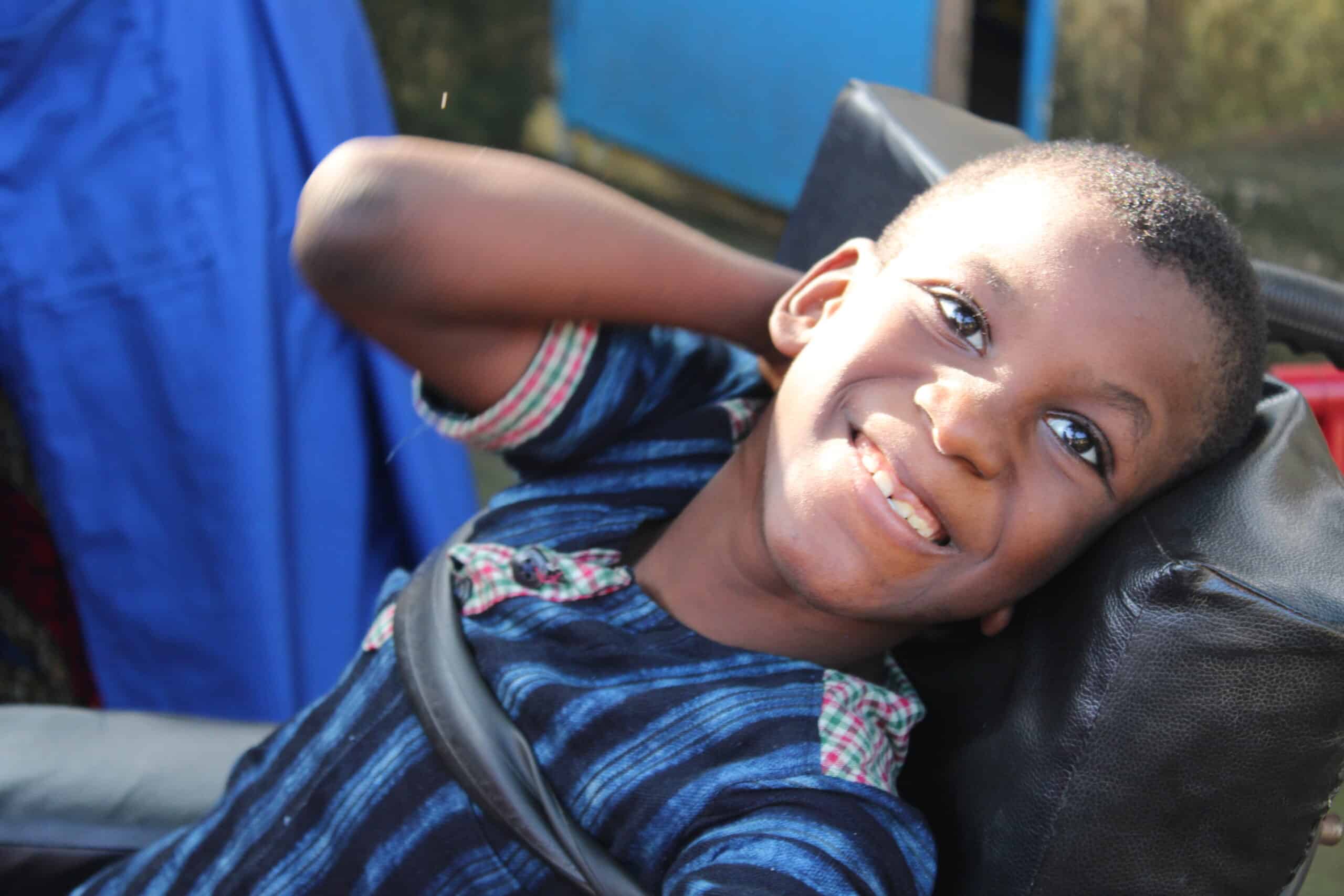 Jeune garçon paralysé pris en charge dans le centre de FITIMA Guinée