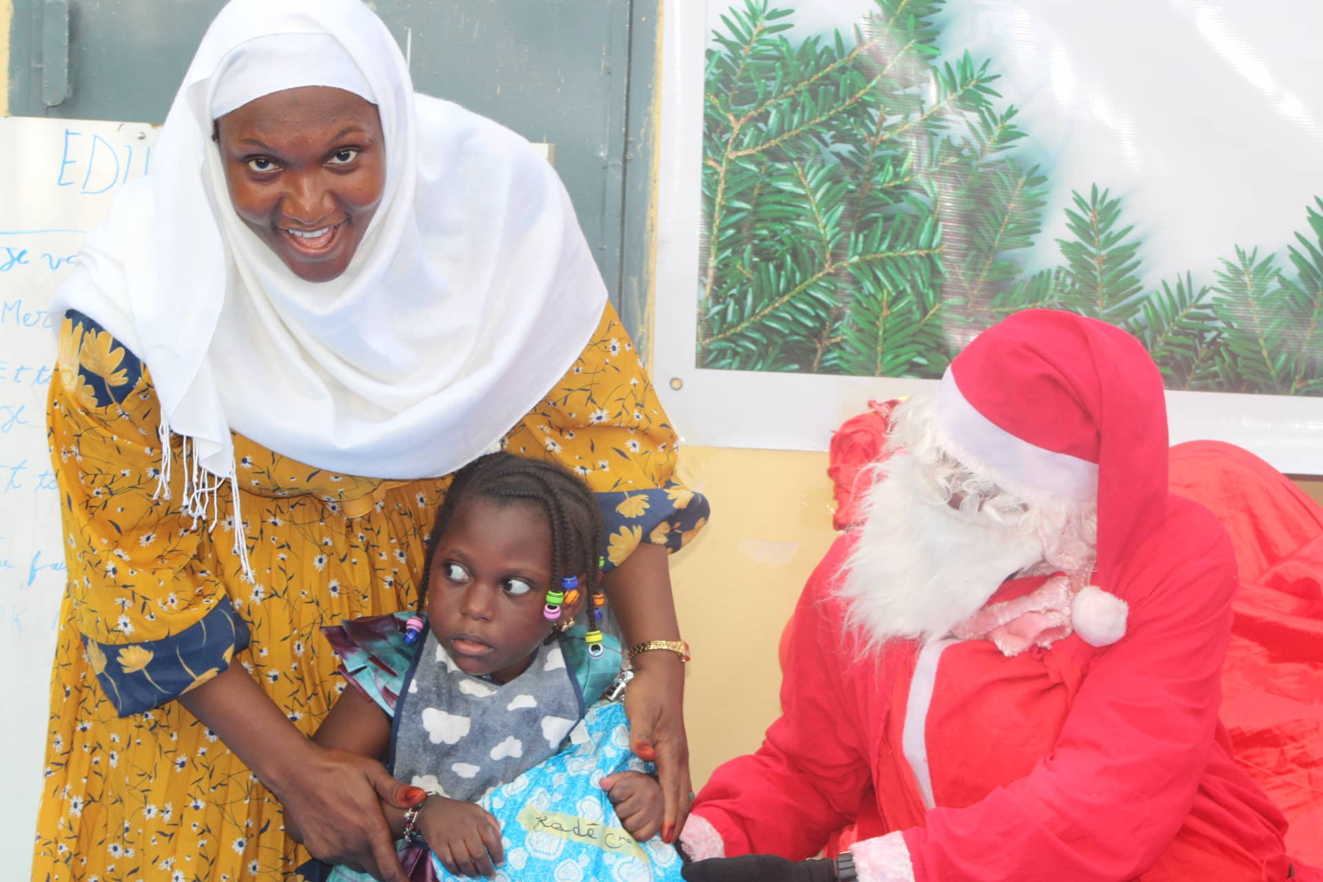 Petite fille en situation de handicap recevant son cadeau de Noël
